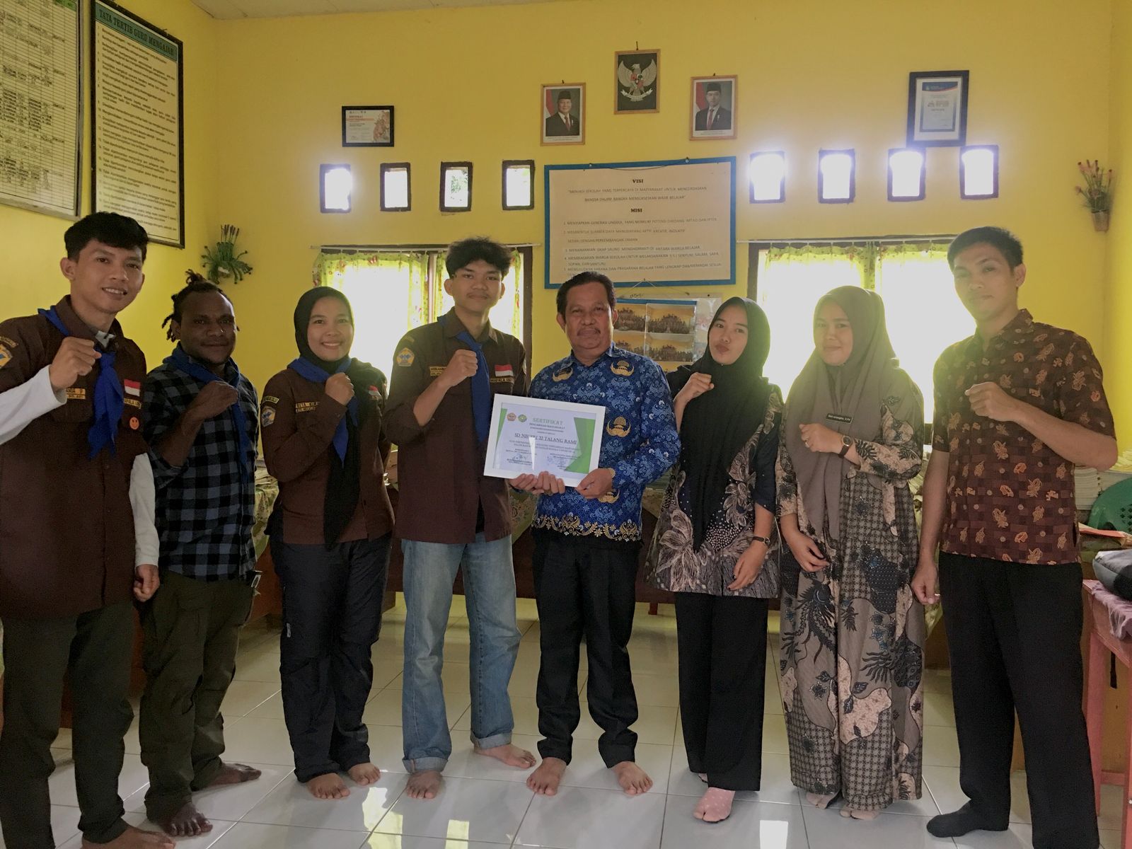 Penyerahan sertifikat kerjasama ke SD Negeri 22 Talang Rami